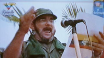 Timoleón Jiménez, alias 'Timochenko, jefe máximo de las FARC, leyendo un discurso sobre 'la paz', en un video sacado por Telesur.