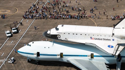 El Endeaovour aterrizó  en Houston (Texas),  en su viaje final con destino a un museo en Los Ángeles