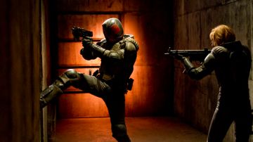 Karl Urban como el Juez Dredd (izq.), junto a Olivia Thirlby, en una escena de 'Dredd 3D', que se estrena mañana.