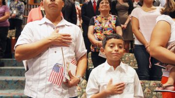 Ricardo  Barrera y su padre  Ricardo Barrera, participan juntos en la  ceremonia que los hizo ciudadanos.