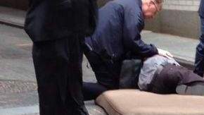 Jesse Scott Owen mientras le dan ayuda. La foto fue tomada por un ciudadano impactado por lo que acababa de presenciar.