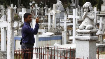 Un hombre recorre el histórico Cementerio Municipal de la Avenida Independencia de Santo Domingo.