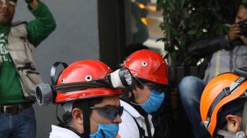Ciudadanos participaban ayer, en Ciudad de México, en macrosimulacros realizados en todo el país por el 27 aniversario del terremoto de 1985.