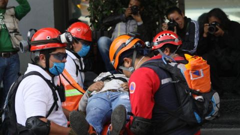 Ciudadanos participaban ayer, en Ciudad de México, en macrosimulacros realizados en todo el país por el 27 aniversario del terremoto de 1985.