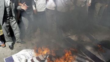 Un grupo de manifestantes islámicos quemaron hoy banderas de Estados Unidos e Israel frente a la Embajada de Francia en Teherán.