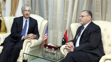 El ministro libio de Asuntos Exteriores, Ashur bin Khayyal (d), se reúne con el subsecretario de Estado estadounidense, William J. Burns, en Trípoli, Libia.