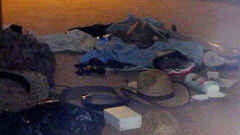 Ropa tirada en el suelo de la casa donde 85 indocumentados eran retenidos por coyotes en Houston.