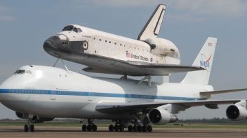El transbordador espacial Endeavour, sobre un Boenig 747, visitó Houston en su camino a California.