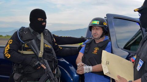 Daniel 'El Loco' Barrera (c) escoltado por el Grupo Antiextorsión y Secuestro, en Venezuela, ayer.