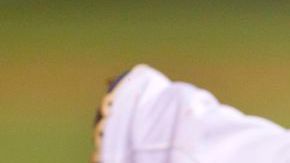 Alexei Ramírez de los Medias Blancas intenta llegar en safe infructuosamente ante los Royals de Kansas City.