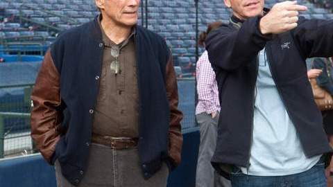 Robert Lorenz (der.) dirigiendo a Clint Eastwood en 'Trouble with the Curve'.