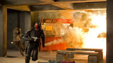 Dredd se enfrenta a una temible banda de traficantes en 'Dredd 3D'.