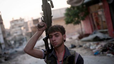 Un soldado opositor al régimen sirio caminaba ayer por una calle del distrito de Amariya en Alepo, Siria.