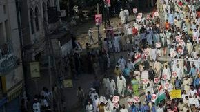 Seguidores de la organización Minhaj al-Qurán participaban ayer en una protesta por el video en Lahore, Pakistán.
