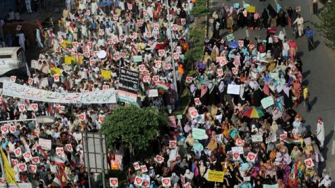 Seguidores de la organización Minhaj al-Qurán participaban ayer en una protesta por el video en Lahore, Pakistán.