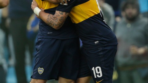 Santiago Silva (d), de Boca, celebra con su compañero Lucas Viatri tras anotar contra Independiente el domingo pasado.