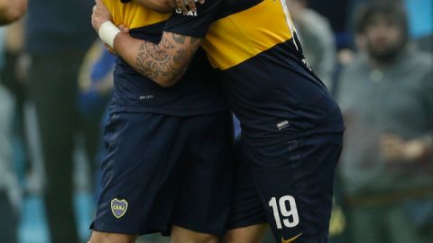 Santiago Silva (d), de Boca, celebra con su compañero Lucas Viatri tras anotar contra Independiente el domingo pasado.
