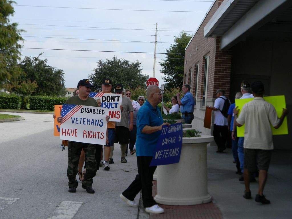 Los veteranos y otros presentes en la manifestación consideran arrogante la actitud de la jefe de Elecciones en Osceola.