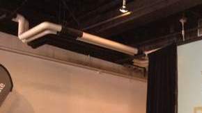 Martín R. Castro,  presidente de New Futuro, explica el programa de ayuda universitaria.