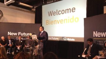 Martín R. Castro,  presidente de New Futuro, explica el programa de ayuda universitaria.