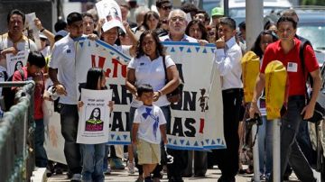 Juana Villegas, centro, y su hijo, Gael Carachure, 3, lideran la marcha en el edificio de la Corte Suprema el 14 de junio, 2012, en Nashville, Tennessee.