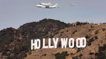 El Endeavour vuela sobre el letrero de Hollywood en Los Ángeles.