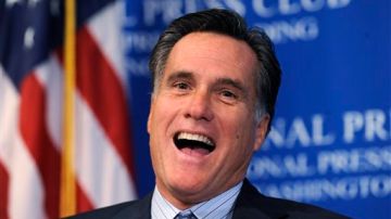 Al exgobernador Mitt Romney le quedan pocos días para convencer a los indecisos de que voten por él.