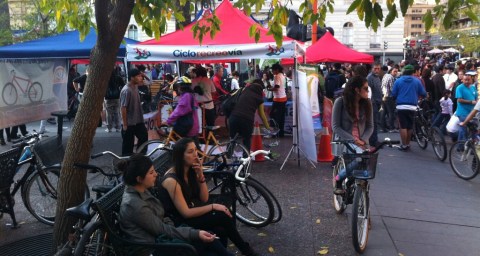 Cientos de ciclistas aprovecharon para circular por las calles de Santiago.
