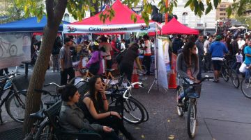 Cientos de ciclistas aprovecharon para circular por las calles de Santiago.