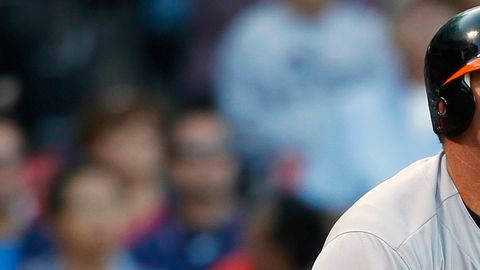 Jim Thome al momento de conectar el doblete frente a Boston que le sirve a los Orioles de Baltimore para encadenar su racha de 16 juegos ganados.