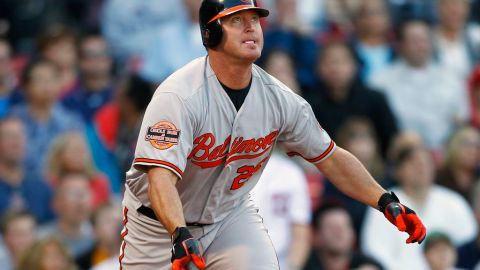 Jim Thome al momento de conectar el doblete frente a Boston que le sirve a los Orioles de Baltimore para encadenar su racha de 16 juegos ganados.