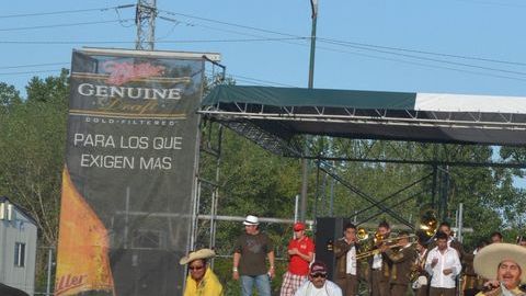 El cantante mexicano Ezequiel Peña, durante una actuación a caballo en la Plaza Garibaldi de Chicago.