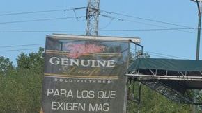 El cantante mexicano Ezequiel Peña, durante una actuación a caballo en la Plaza Garibaldi de Chicago.