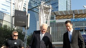 Don Mischer, productor ejecutivo de los Premios Emmy (i), el anfitrión Jimmy Kimmel (c) y  Bruce Rosenblum, de la Academia de Televisión, en la alfombra roja del Teatro Nokia en Los Angeles.