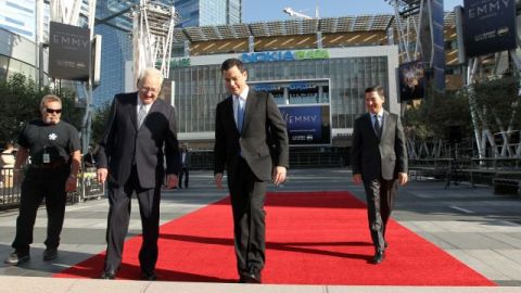 Don Mischer, productor ejecutivo de los Premios Emmy (i), el anfitrión Jimmy Kimmel (c) y Bruce Rosenblum, de la Academia de Televisión, en la alfombra roja del Teatro Nokia en Los Angeles.