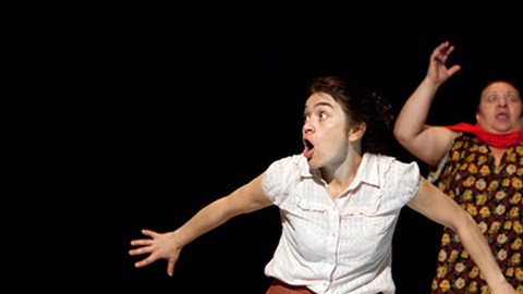 Julieta Ortiz (izq.) y Norma Angélina en una escena de la obra 'Roma al final de la vía'.