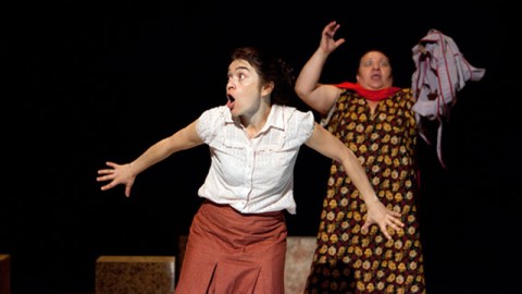 Julieta Ortiz (izq.) y Norma Angélina en una escena de la obra 'Roma al final de la vía'.