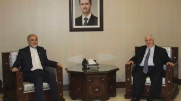 El ministro sirio de Exteriores, Walid al Moallem (derecha), se reúne con su homólogo iraní, Ali Akbar Salehi, en Damasco, Siria.