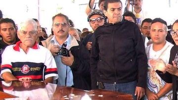 Familiares y amigos del diputado Jaime Serrano Cedillo cuando asistían, ayer, a su funeral en México.