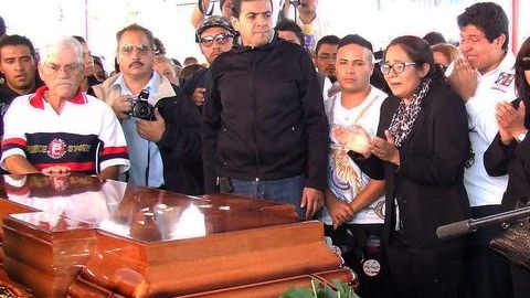 Familiares y amigos del diputado Jaime Serrano Cedillo cuando asistían, ayer, a su funeral en México.