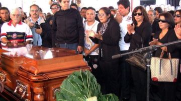 Familiares y amigos del diputado Jaime Serrano Cedillo cuando asistían, ayer, a su funeral en México.