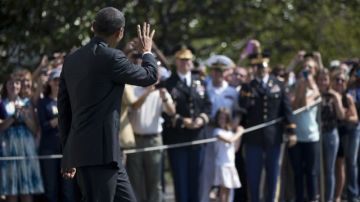 El Presidente Obama saluda a visitantes de la Casa Blanca, antes de salir hacia Milwaukee, Wisconsin.