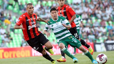 Oribe tiene la pólvora apagada ahora que Santos necesita los goles del 9 de la selección mexicana.