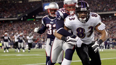 Lee Evans (83), de Baltimore, pierde el balón por la presión de la defensa de Patriotas en la pasada final de Conferencia Americana.