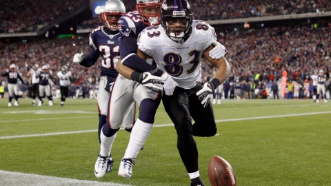 Lee Evans (83), de Baltimore, pierde el balón por la presión de la defensa de Patriotas en la pasada final de Conferencia Americana.