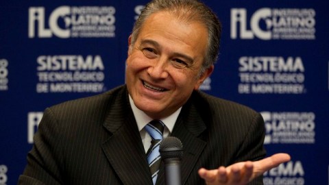 El general retirado Oscar Naranjo, exjefe de la Policía Nacional de Colombia, niega las declaraciones que cuestionan su reputación.