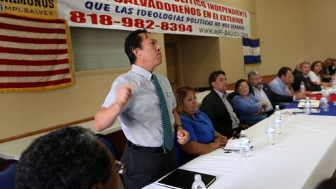 Alex T. Erazo, de Canoga Park, durante el foro público de salvadoreños, haciéndole preguntas al candidato a la alcaldía Emanuel Pleitez, uno de los que asistió.