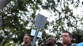 Linda Serrato (d), de 'Obama for America' , estaba en el grupo que se manifestaba contra Mitt Romney en Beverly Hills.