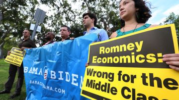 Linda Serrato (d), de 'Obama for America' , estaba en el grupo que se manifestaba contra Mitt Romney en Beverly Hills.