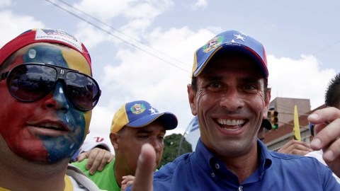 El candidato presidencial de la oposición, Henrique Capriles, en un acto de campaña, en Caracas,  ayer.